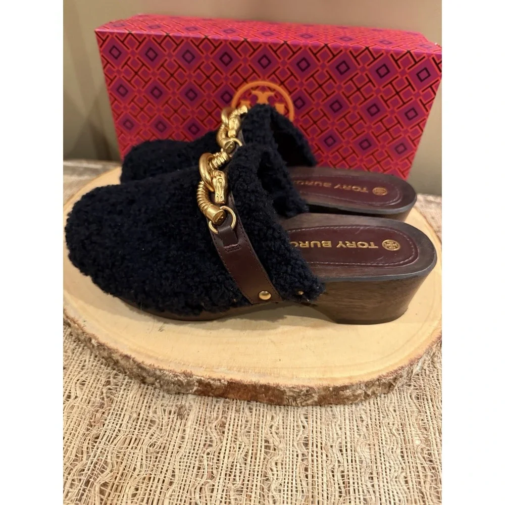 Tory Burch Jessa Clog‎ Shearling Equestrian Gold Logo Black Leather Trim 7 360$